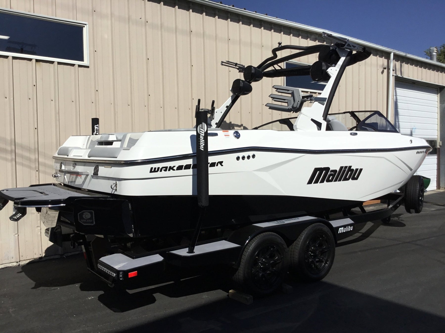 Malibu 23 LSV with G5 Tower Double Up Storage Cover - BoardCo