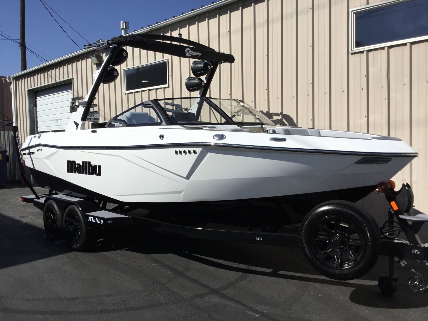 Malibu 23 LSV with G5 Tower Double Up Storage Cover - BoardCo